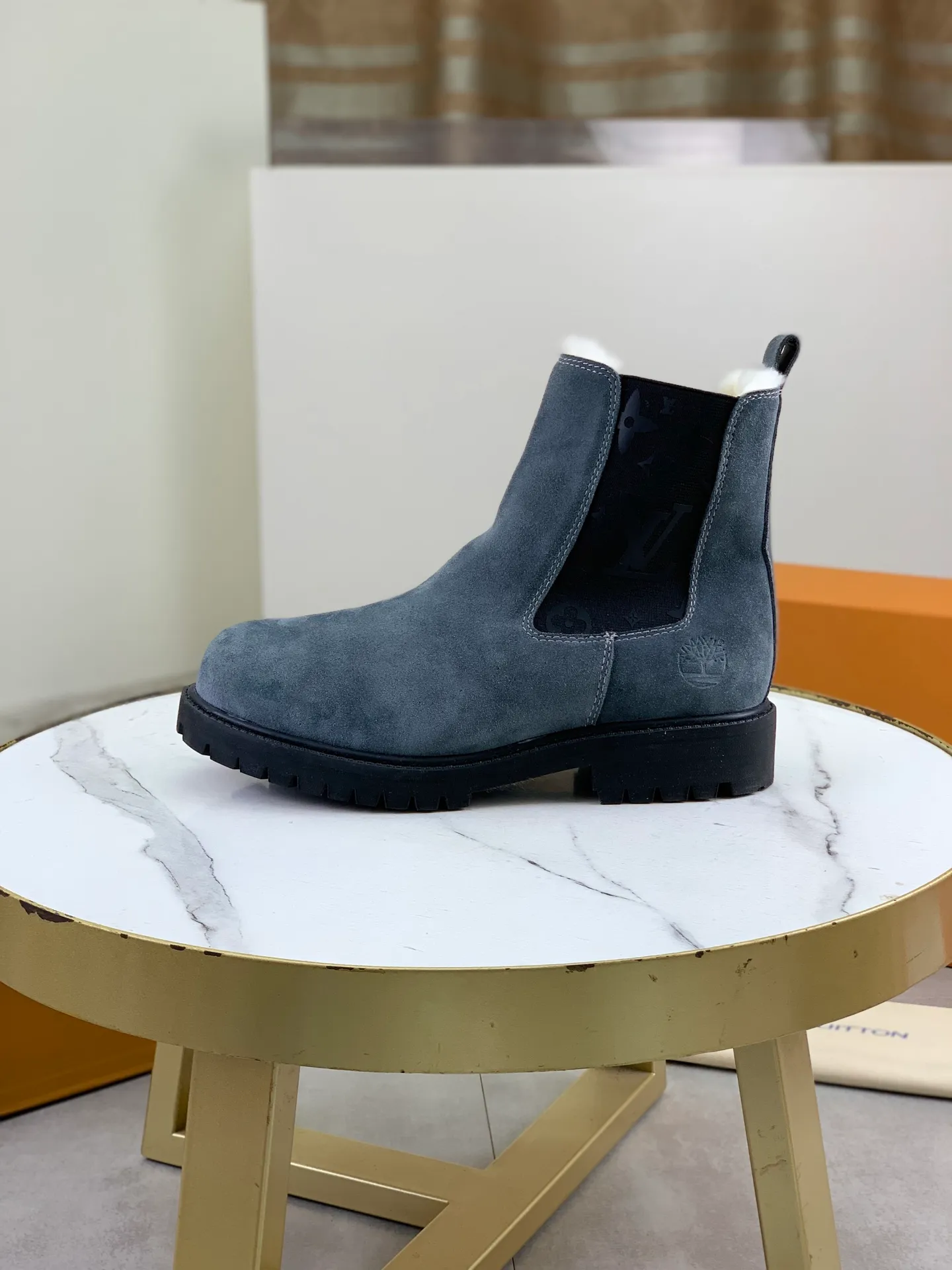 Factory price P900 💰💎💎💎High version of new men's shoes. Purchasing quality◾️◽️LV～Louis Vuitton boots series! by Virgin Abloh The most beautiful sneakers, Lv Brand strongly recommends new products, official website limited edition retro basketball sneakers! Both the high-top and low-top models spent money to purchase 1:1 accurate reproductions of the originals. The details are invincible and full of sincerity. The imported custom-made original frosted cowhide leather is packaged in the same way as the originals. The details are 100% restored. The privately customized originals are combined into a non-slip, wear-resistant and lightweight foam outsole. It is different from other brands. Without the original version, this effect cannot be achieved! L’s best-looking men’s shoes in the past, don’t miss it! Calfskin lining: Imported water-dyed cowhide lining/foot pad Outsole: lightweight foaming and non-slip Size: Men's 39-44 (38, 45 customized, non-refundable)